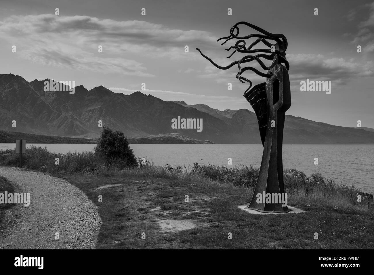 Wakatipu Kuikui Skulptur am Strand und an der Küste von Kelvin Heights mit Blick über den Lake Wakatipu in Richtung Cecil Peak auf der Südinsel Neuseelands. Stockfoto