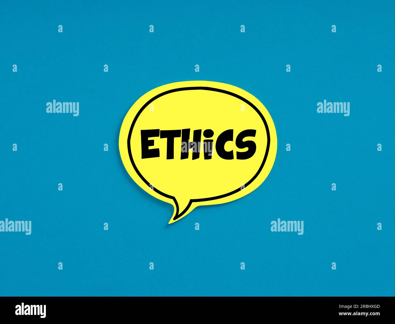 Das Wort Ethik auf gelber Sprechblase auf blauem Hintergrund. Ethikkodex, Moral, moralische Regeln oder ethische Integrität im Geschäftskonzept. Stockfoto