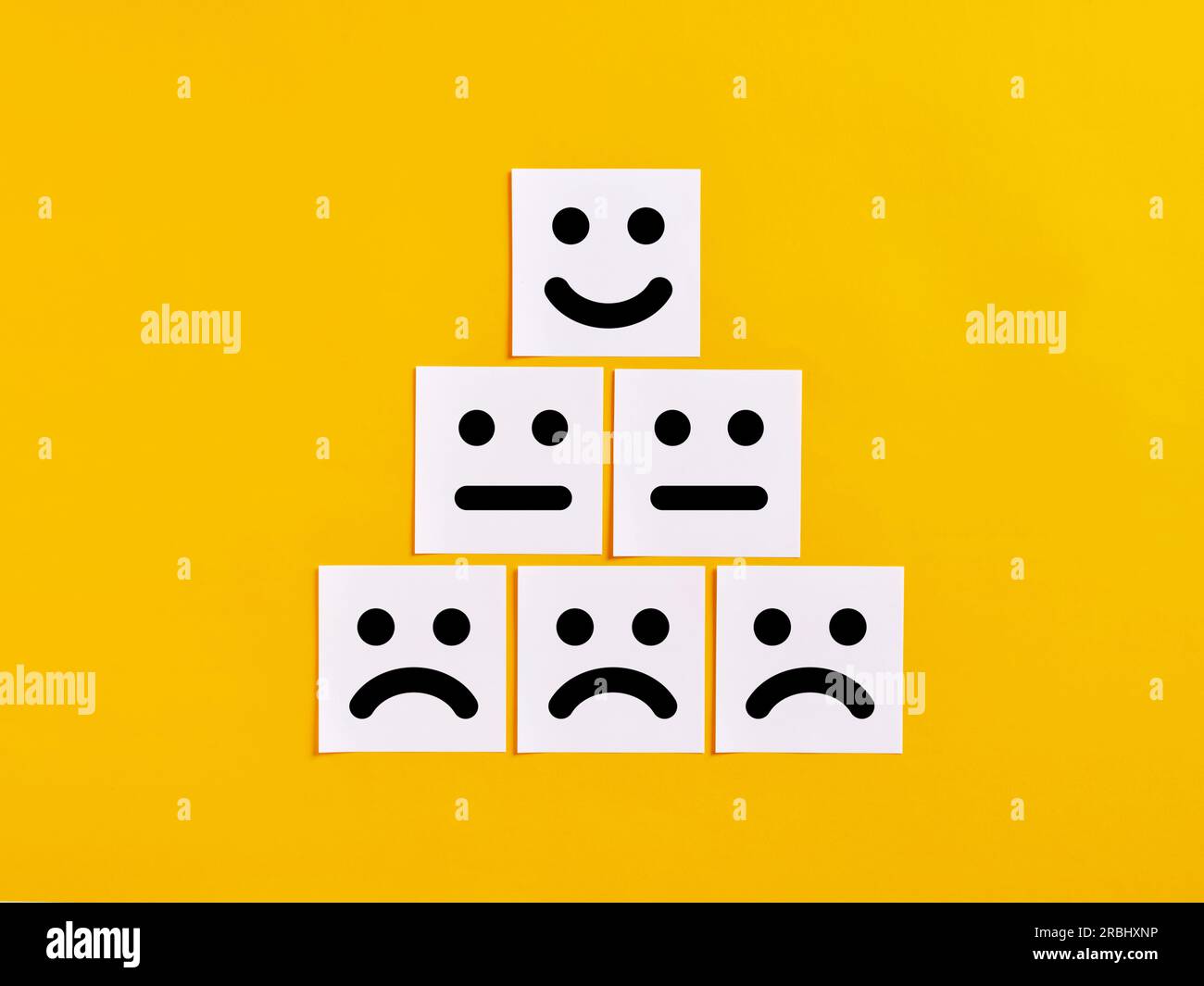 Steigerung der Kundenzufriedenheit. Exzellenter Business-Service, Verbesserung der Kundenbewertung und des Kundenerlebnisses. Weiße Zettel mit fröhlichen, neutralen Stockfoto