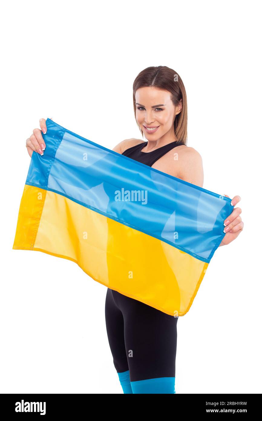 Junge, weiße Sportlerin mit einer ukrainischen Flagge, isoliert auf Weiß Stockfoto