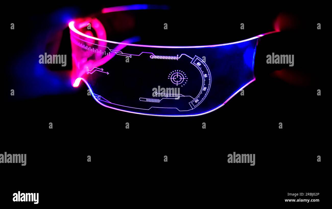 Rechte Sicht auf die Brille farbenfrohes Neonlicht, futuristisches digitales Innovationskonzept, im dunklen Hintergrund leuchtend, Cyber-Gerät, Spielkopf-Set, Objekt Stockfoto