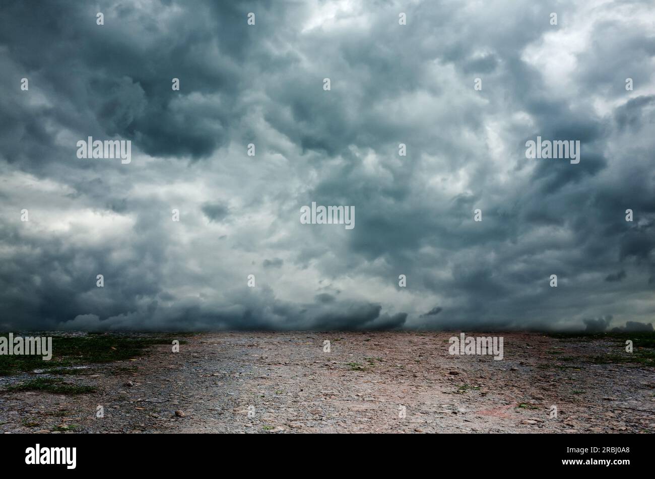 Dramatisch bewölkter Himmel und Gelände Stockfoto