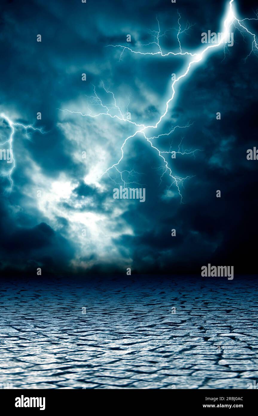Kopfsteinpflaster und stürmischer Himmel mit blitzguter Kulisse Stockfoto