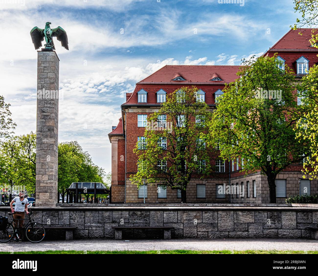 Bronze Imperial Eagle am Siemens war Memorial geschaffen von Joseph Wackerle , Nonnendammallee, Siemensstadt, Spandau, Berlin Stockfoto