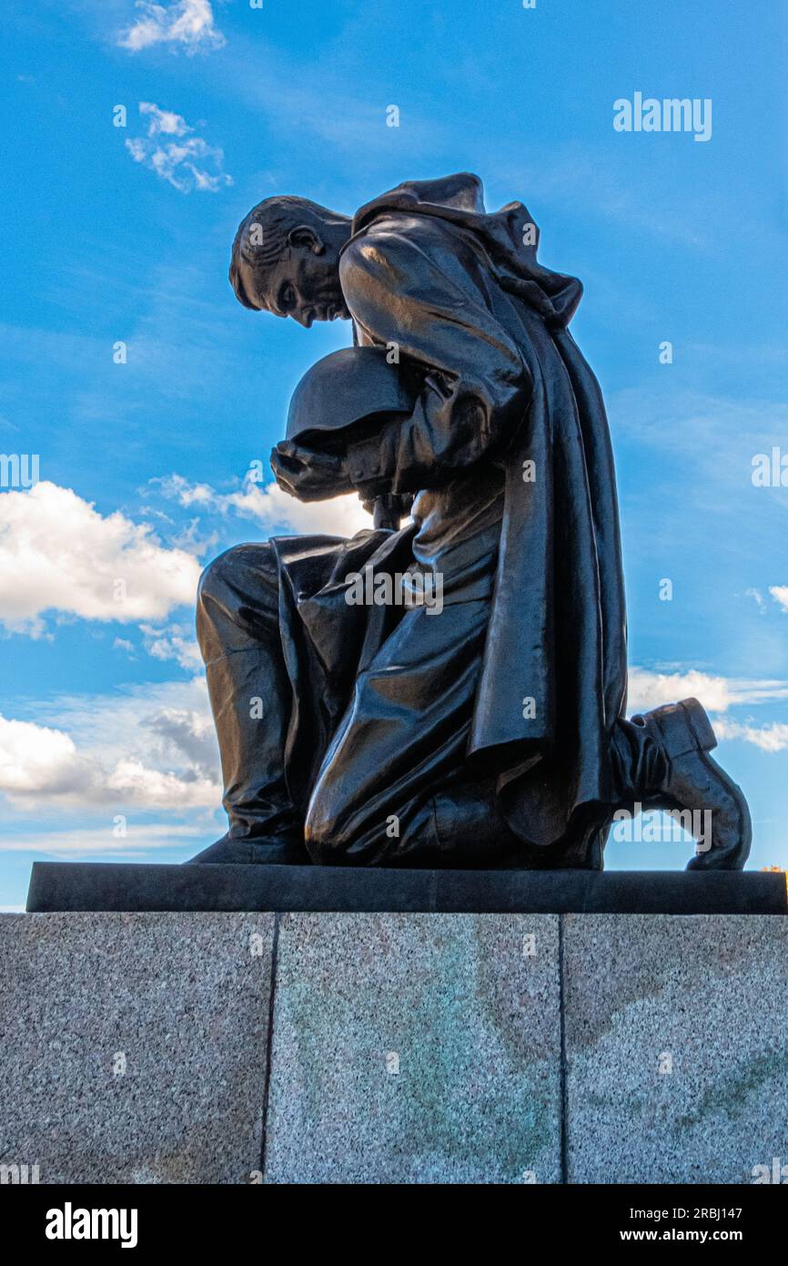 Bronzeskulptur eines knienden Soldaten mit Waffe und Helm am Sowjetischen Kriegsdenkmal im Treptow-Park, Berlin Stockfoto