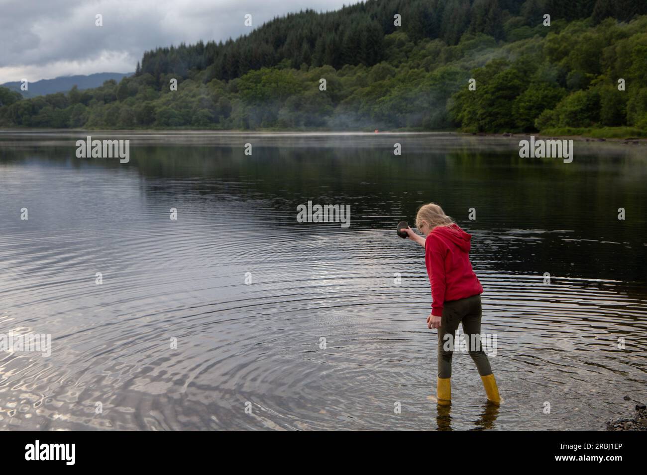 Mädchen am Strand in den schottischen Highlands Stockfoto