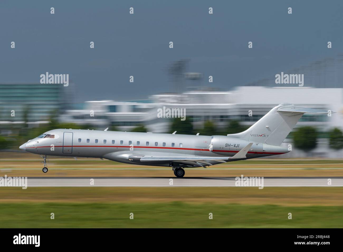 München, Deutschland - Juli 08. 2023 : VistaJet Bombardier Global 6000 mit dem Luftfahrzeugregister 9H-VJI während der Landung auf der Südbahn 26L von t Stockfoto