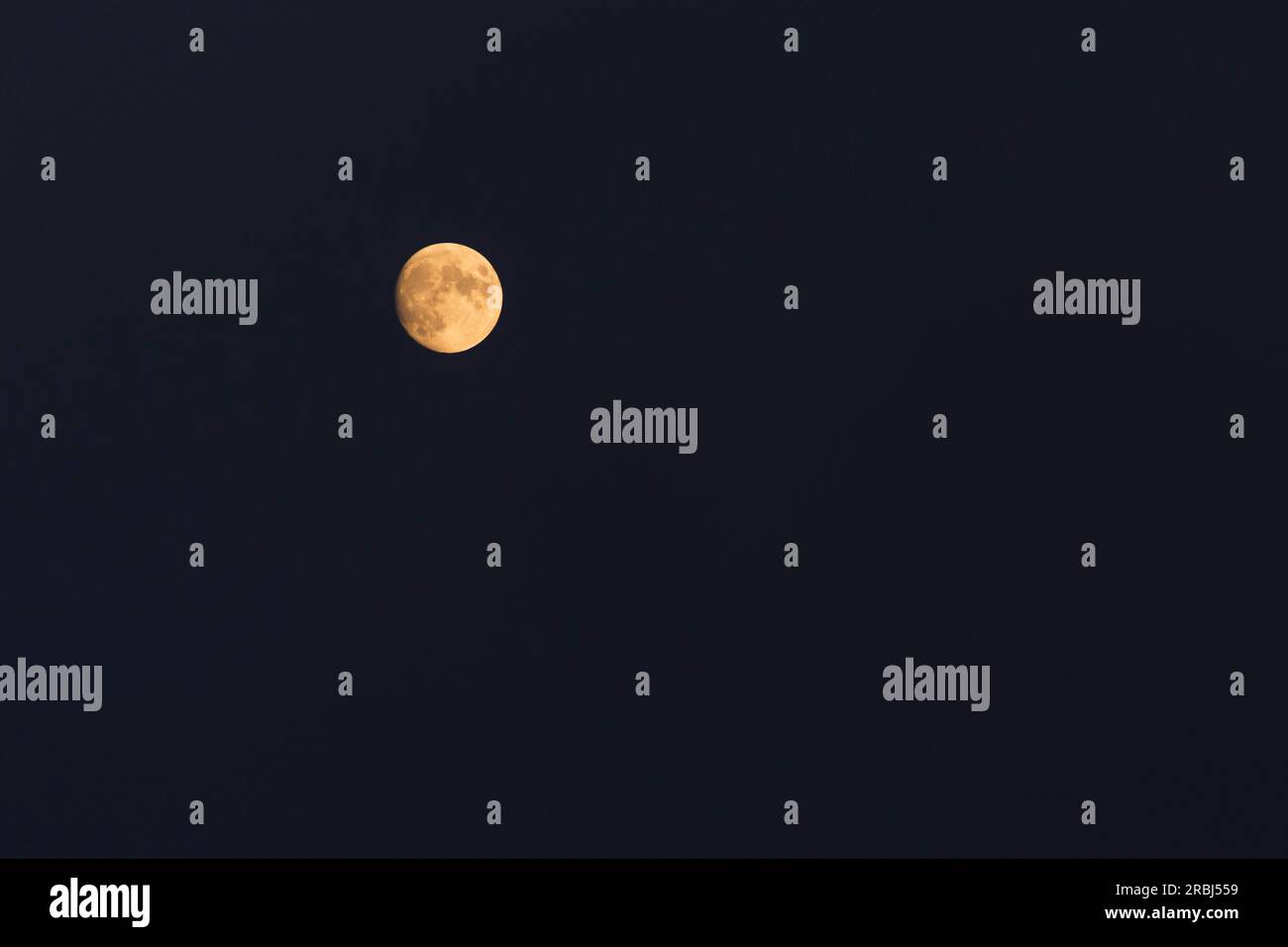 Blick auf den gelben gewachsten Gibbous Moon am Nachthimmel Stockfoto