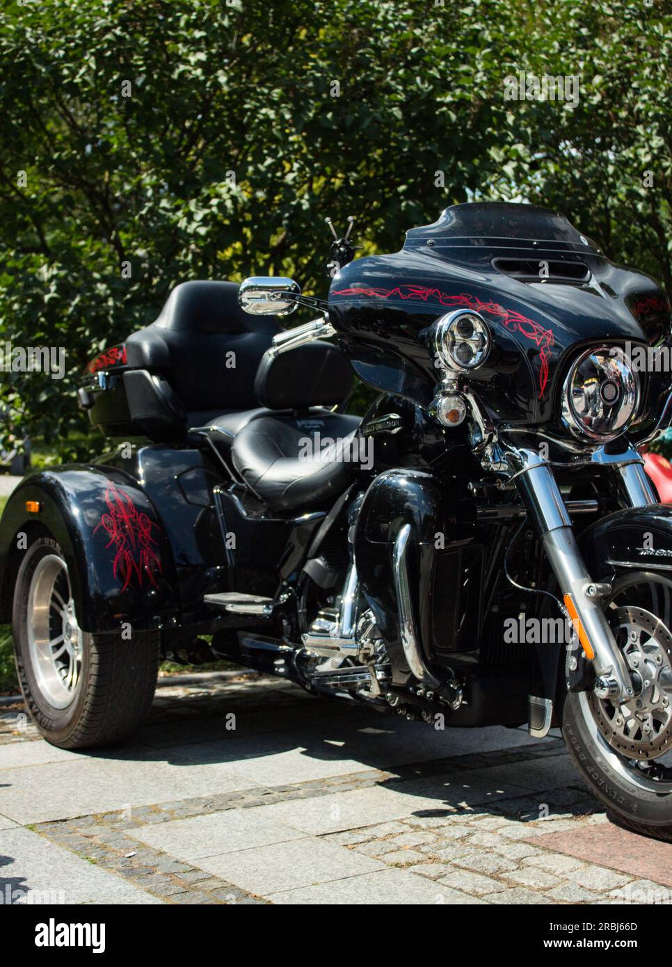 Schwarzes Motorrad bei der Harley Davidson Rally 11.07.2023 Bialystok Poland. Wunderschöne Harley Davidson im Stadtzentrum. Stockfoto