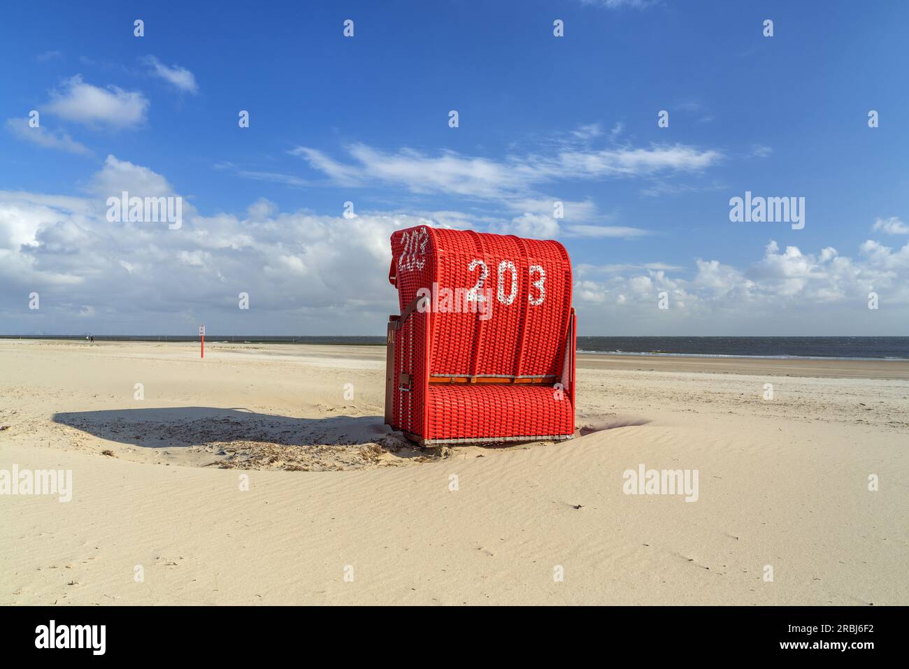 Roter Strandstuhl auf der Insel Borkum, Niedersachsen, Deutschland Stockfoto