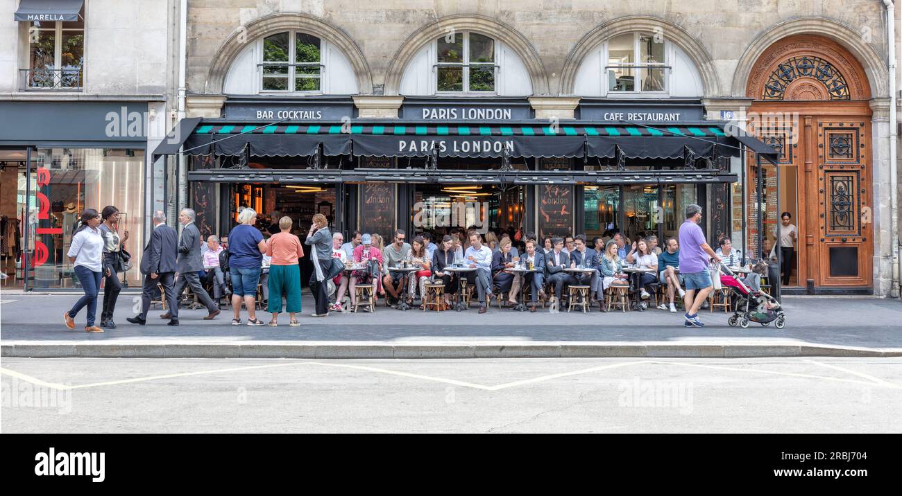 Gäste kommen im Restaurant oder der Brasserie Le Paris London auf dem Place de la Madeleine, 8 Arr, Paris vorbei Stockfoto