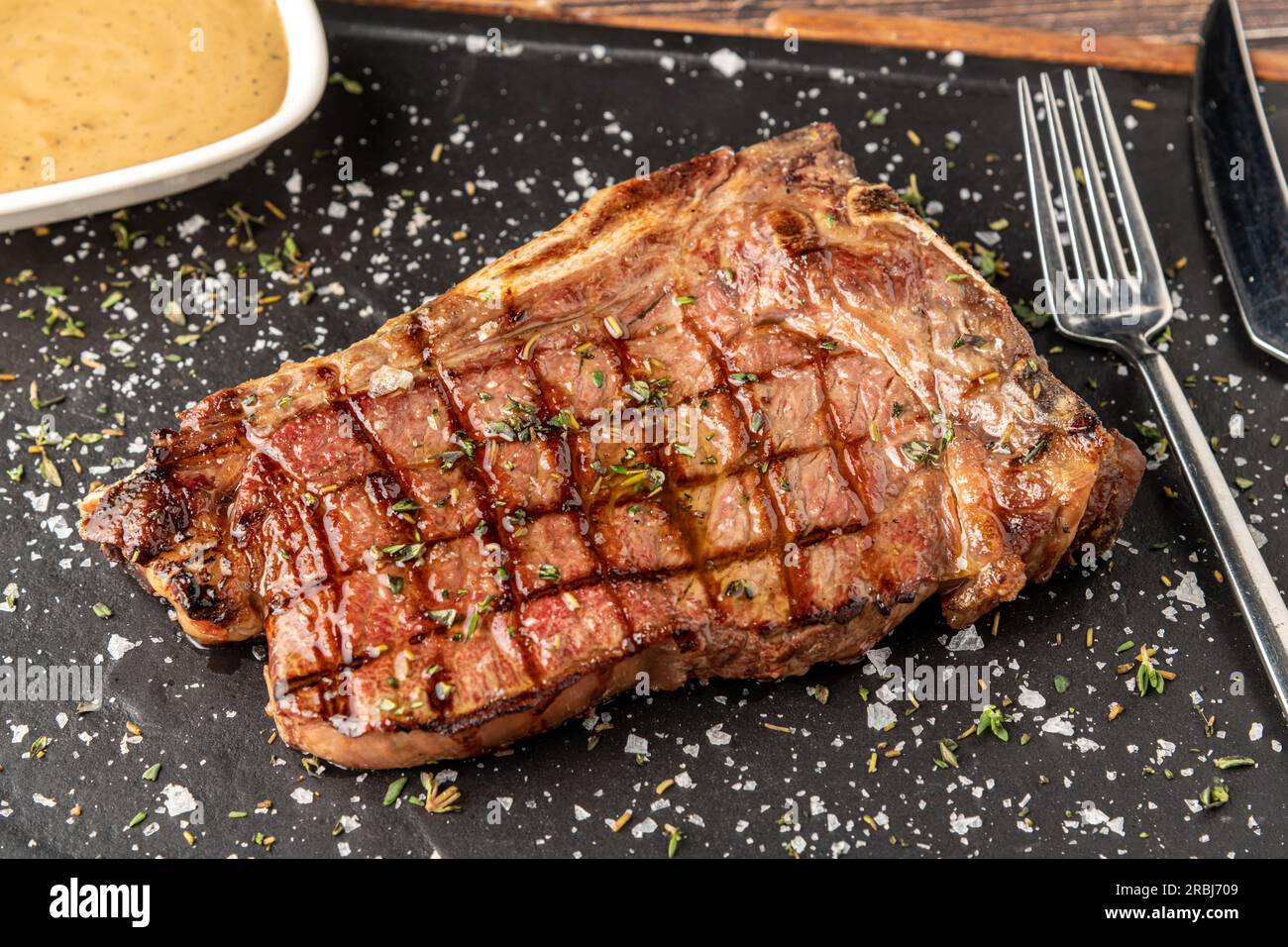 New York Strip Loin auf einem Steinschneidebrett im Steakhaus Stockfoto