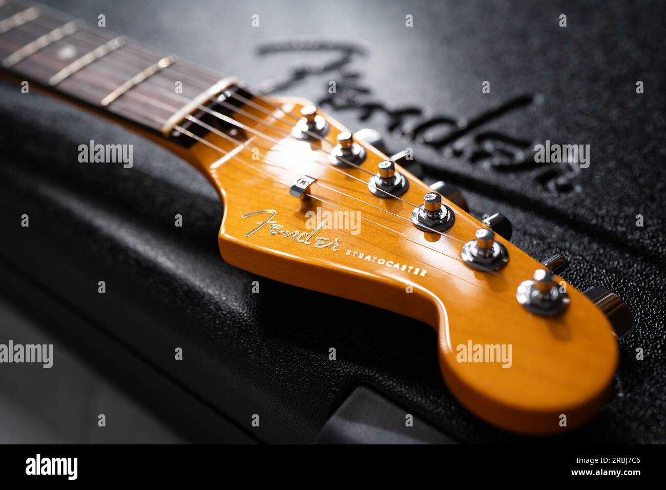 Bangkok, Thailand - 3. Juli 2023: Fender, ein amerikanischer Gitarrenhersteller, Logo auf einer elektrischen Gitarre. Stockfoto