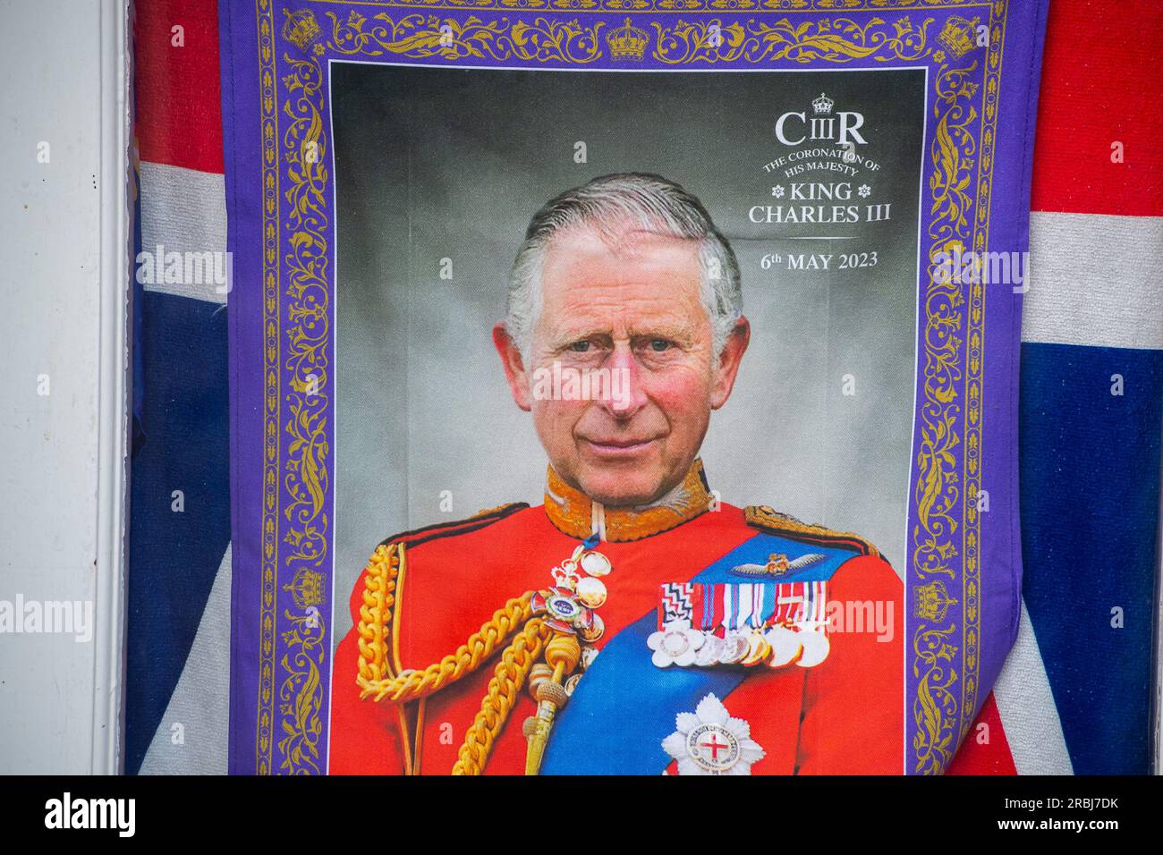 Windsor, Berkshire, Großbritannien. 10. Juli 2023. Nach seinem Treffen mit Premierminister Rishi Sunak in der Downing Street heute Morgen wird der Präsident der USA, Joe Biden, König Karl III. In Windsor Castle besuchen. Der Besuch wird privat sein, sodass Besucher von Windsor Präsident Biden nicht sehen können, aber Union Jack Bunting und Souvenirs von König Karl III. Bleiben in den Geschäften nach der Krönung des Königs. Kredit: Maureen McLean/Alamy Live News Stockfoto