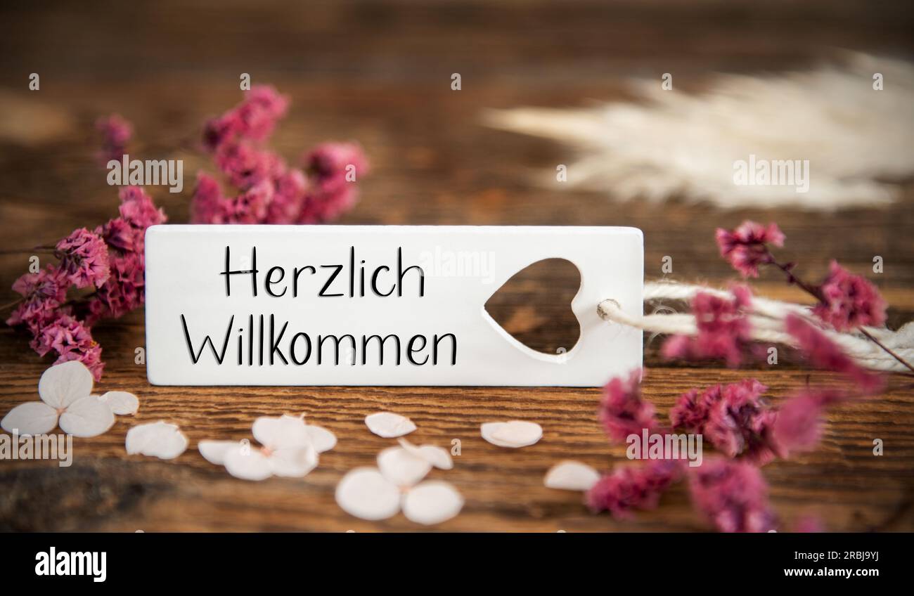 Natürlicher Hintergrund mit violetten Blüten und Beschriftung mit dem