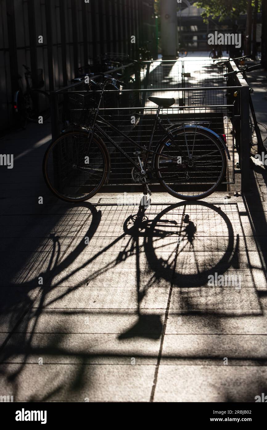 Die Silhouette des Fahrrads bei Sonnenuntergang ist am Geländer des Centre Pompidou, Place Georges Pompidou, 4 Arr. Paris Stockfoto