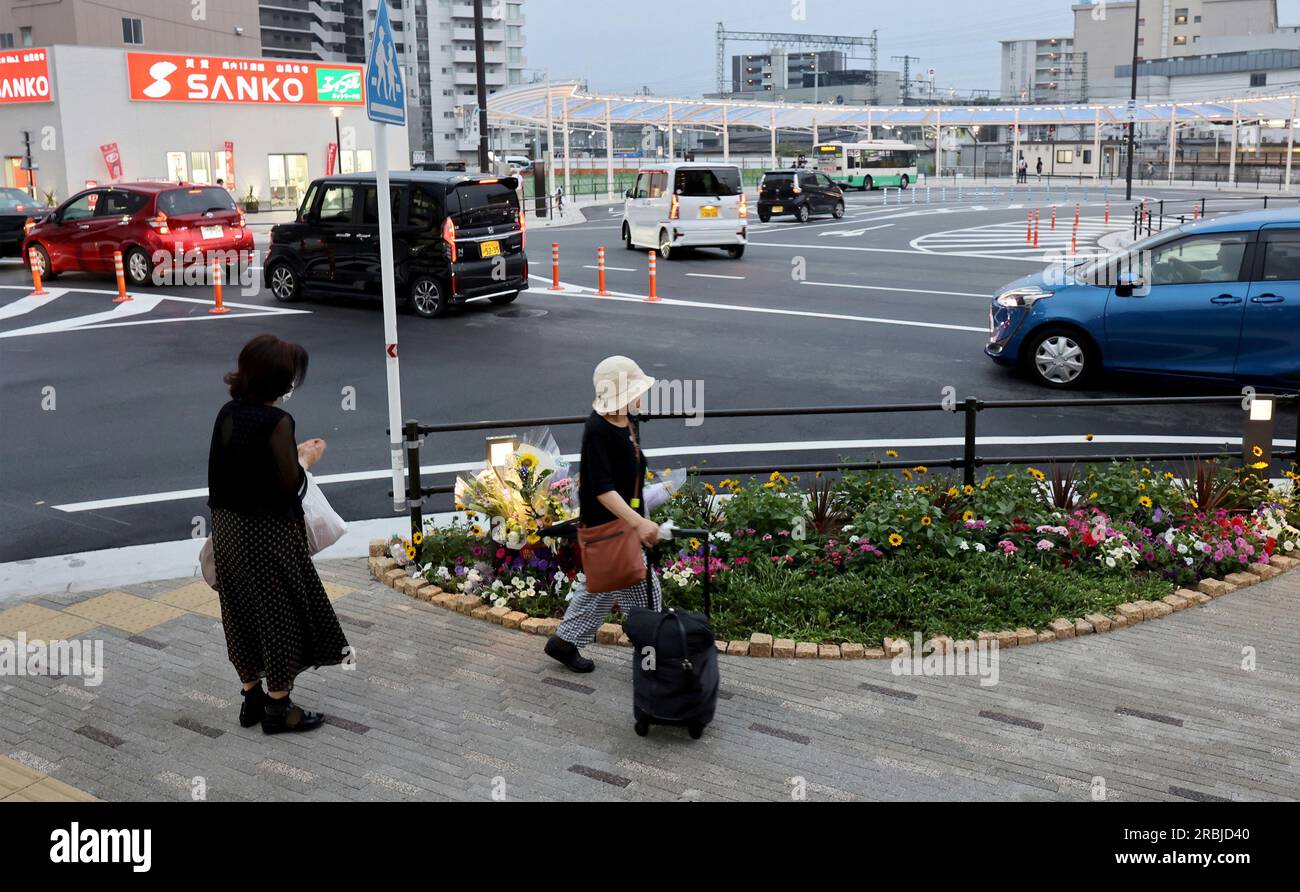 People pray near the site of the attack on former Japan's Prime Minister Shinzo Abe in a day before the first anniversary of the assassination in Nara City, Nara Prefecture on July 7, 2023.( The Yomiuri Shimbun via AP Images ) Stockfoto