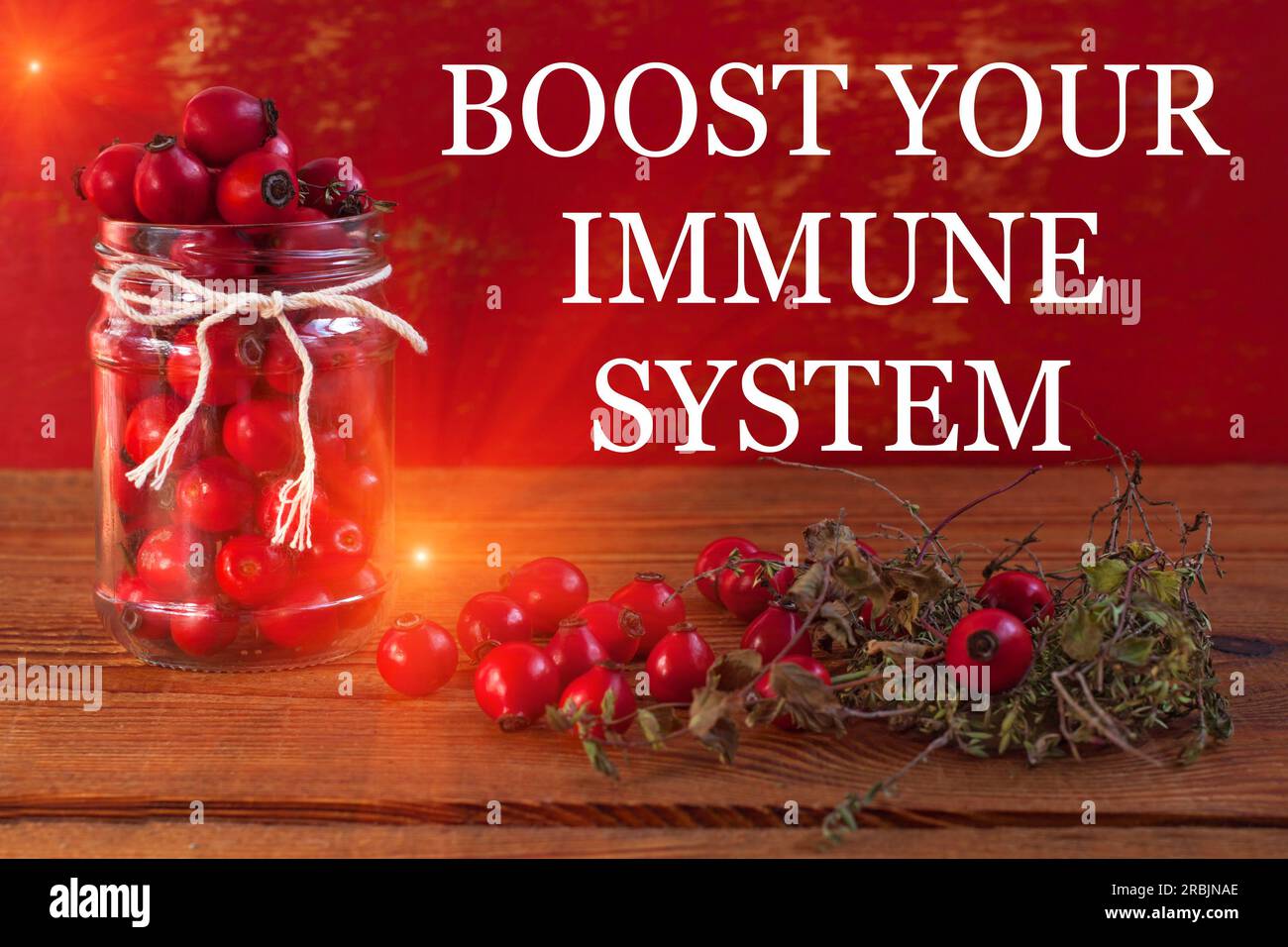 Stärken Sie Ihr Immunsystem Text Banner. Immunitätsfördernde Behandlungen. Natürlicher Thymian, Minzkraut, Hagebutten im Glas auf Holzhintergrund. Virusphyto Stockfoto