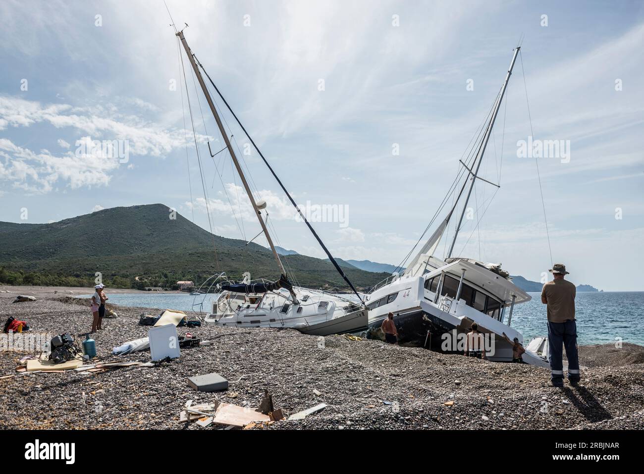 Luxusyachten, die nach einem Sturm gestrandet sind, Playa de Argentella, Calenzana, Haute-Corse-Departement, Westküste, Korsika, Mittelmeer, Frankreich Stockfoto