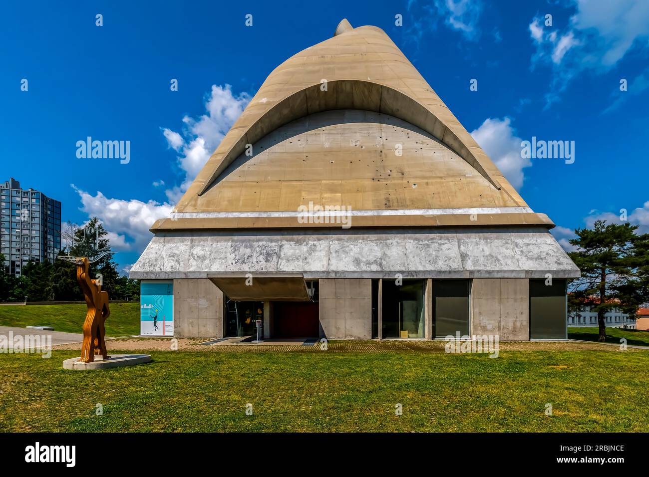 Kirche St. Peter von Le Corbusier. Standort Le Corbusier im Firminy-Vert Civic Center, Saint-Etienne, Departement Loire, Region Auvergne-Rhone-Alpes, Fra Stockfoto