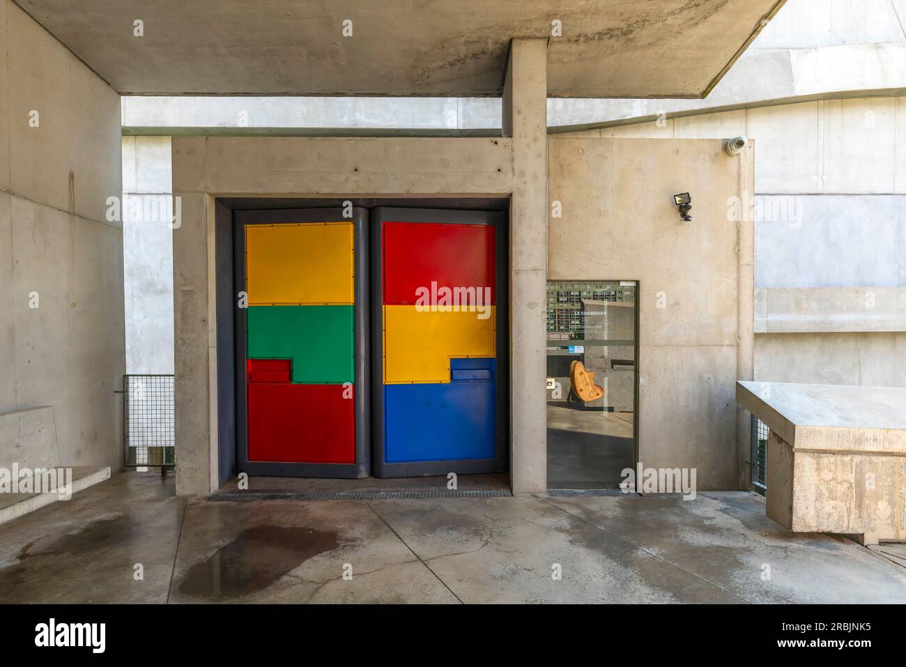 Kirche St. Peter von Le Corbusier. Standort Le Corbusier im Firminy-Vert Civic Center, Saint-Etienne, Departement Loire, Region Auvergne-Rhone-Alpes, Fra Stockfoto