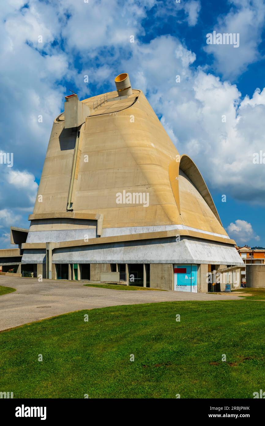 Kirche St. Peter von Le Corbusier. Standort Le Corbusier im Firminy-Vert Civic Center, Saint-Etienne, Departement Loire, Region Auvergne-Rhone-Alpes, Fra Stockfoto