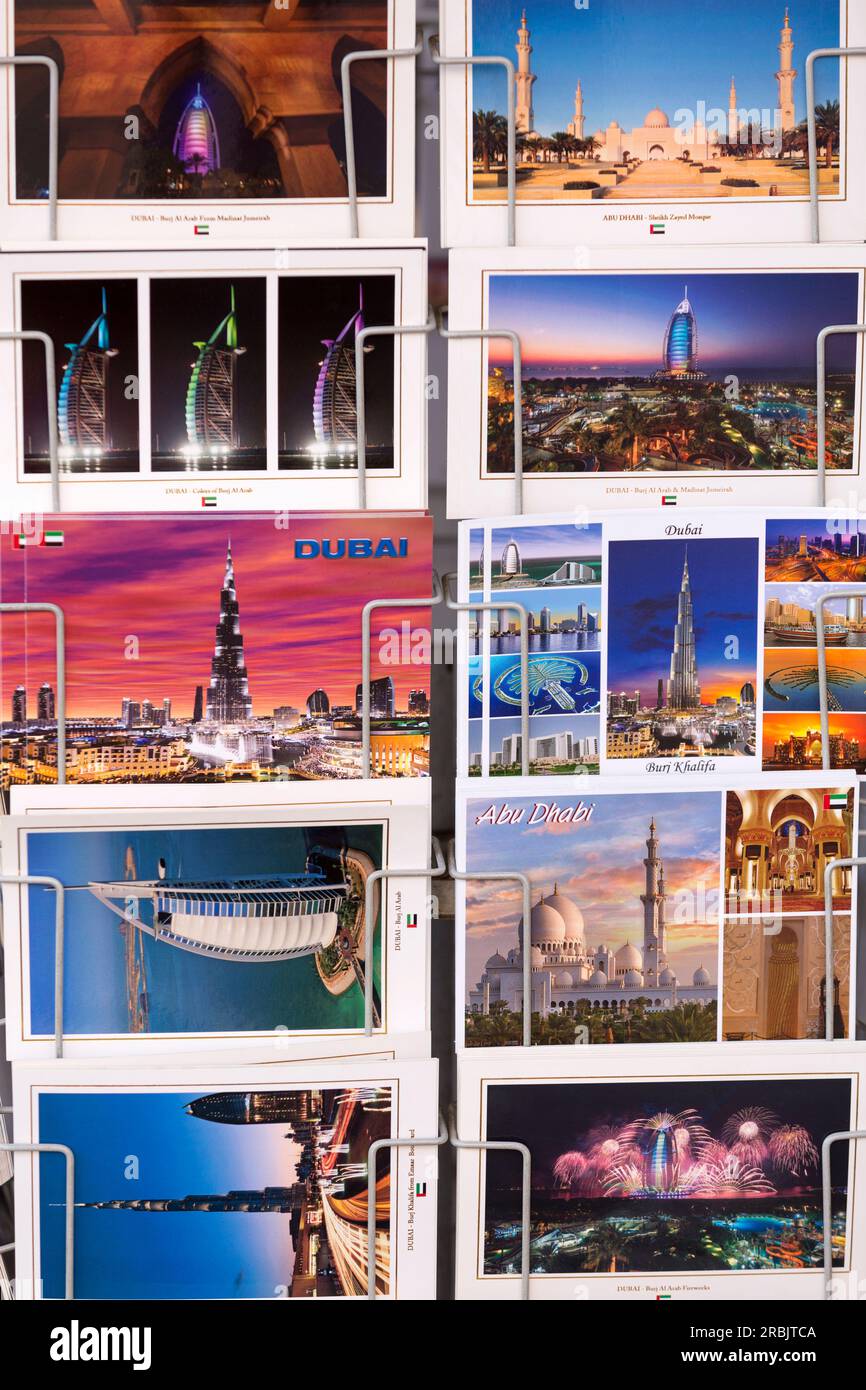 Vereinigte Arabische Emirate, Dubai, Ansichtskarten zum Verkauf auf dem Markt. Stockfoto
