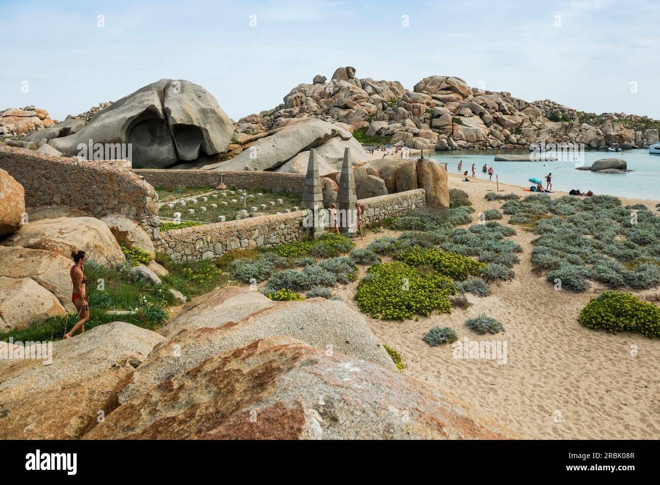 Granitklippen und Sandstrand und Friedhof, Tafoni, Lavezzi-Inseln, Îles Lavezzi, Bonifacio, Corse-du-Sud, Korsika, Mittelmeer, Frankreich Stockfoto