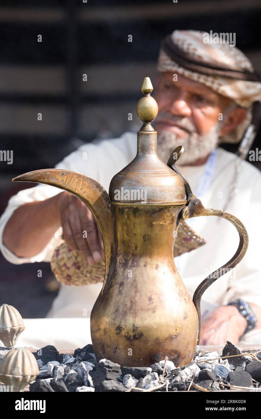Vereinigte Arabische Emirate, Dubai, traditionelle arabische Kaffeekanne auf Kohlen. Stockfoto