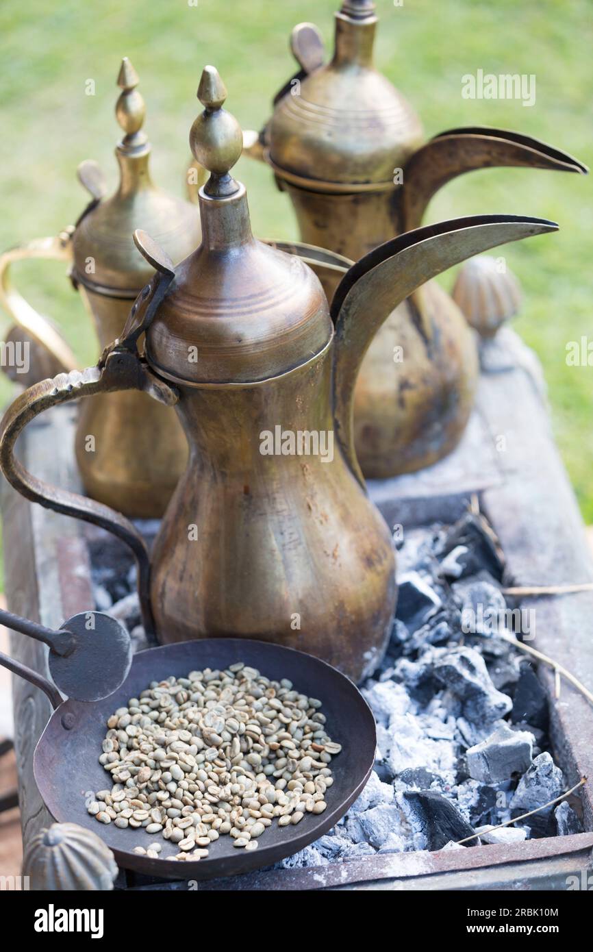 Vereinigte Arabische Emirate, Dubai, traditionelle arabische Kaffeekannen und geröstete Kaffeebohnen. Stockfoto