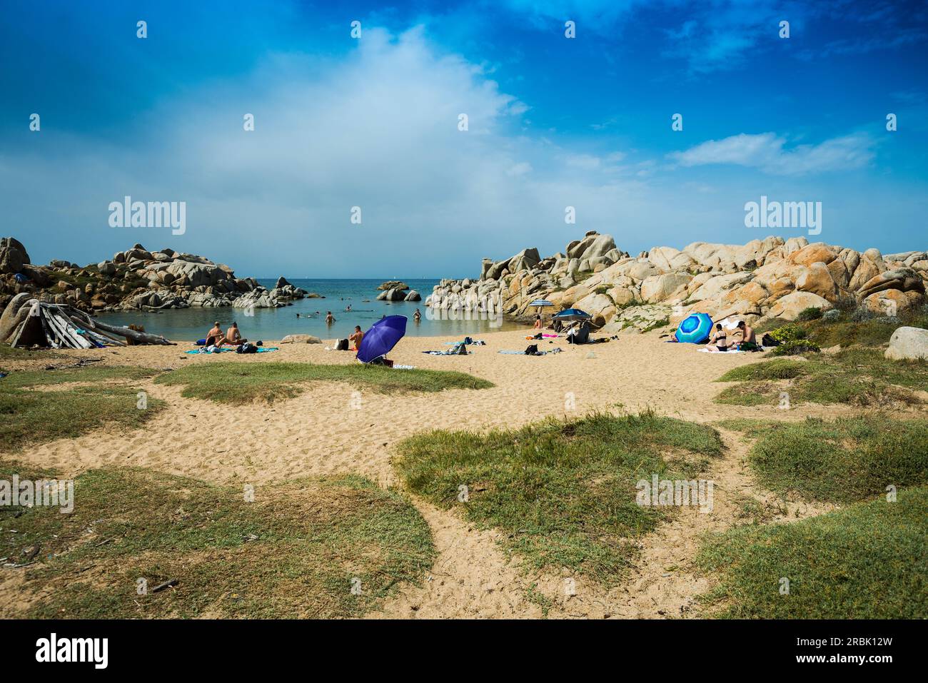Granitklippen und Sandstrand, Tafoni, Lavezzi-Inseln, Îles Lavezzi, Bonifacio, Corse-du-Sud, Korsika, Mittelmeer, Frankreich Stockfoto