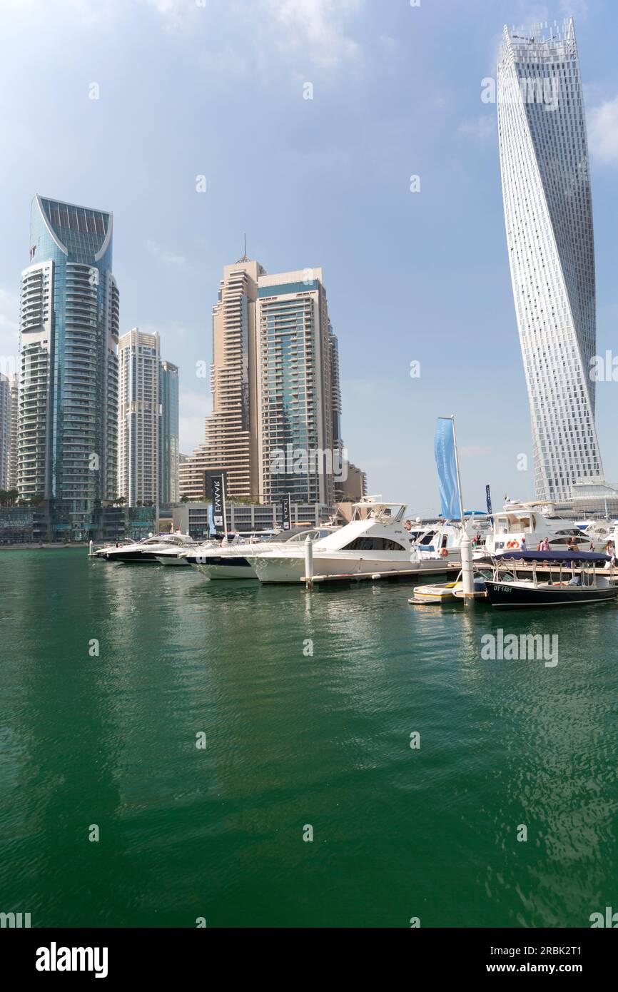 VAE, Dubai, Dubai Marina und der verdrehte Cayan Tower. Stockfoto