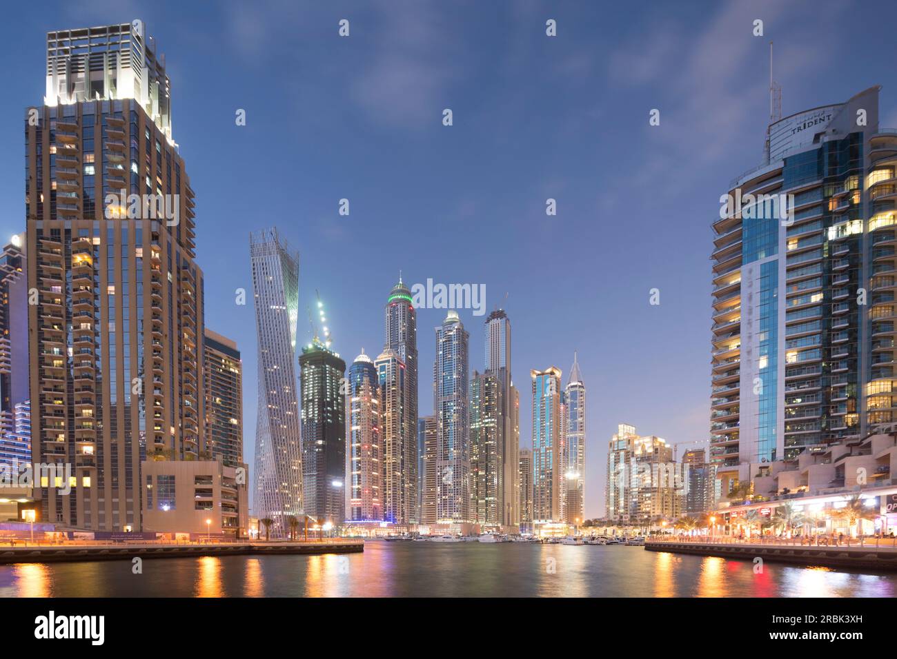 Vereinigte Arabische Emirate, Dubai, Skyline der Stadt mit der legendären verdreht "Cayman Tower" und Dubai Marina bei Nacht. Stockfoto