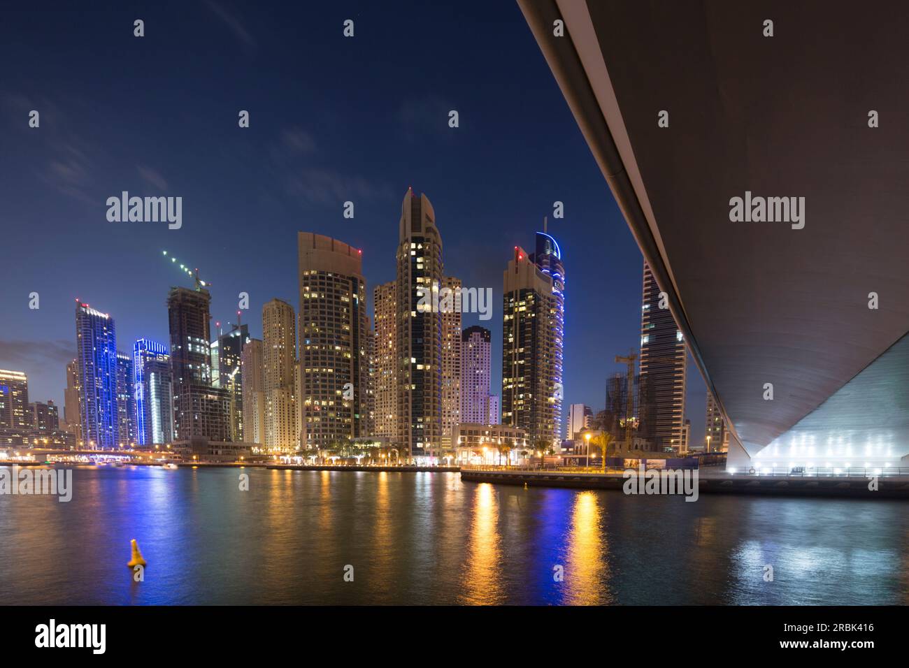 Vereinigte Arabische Emirate, Dubai, Dubai Skyline und Marina in der Nacht. Stockfoto