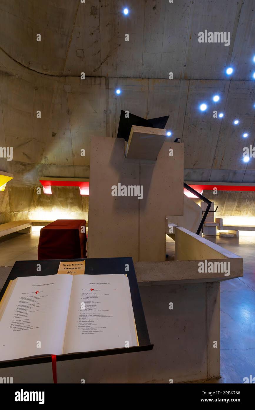 Innenraum der Kirche Saint-Pierre (Saint Peter) des schweizerischen/französischen Architekten Le Corbusier. Die Gemeinde Firminy, Loire, Frankreich. Stockfoto