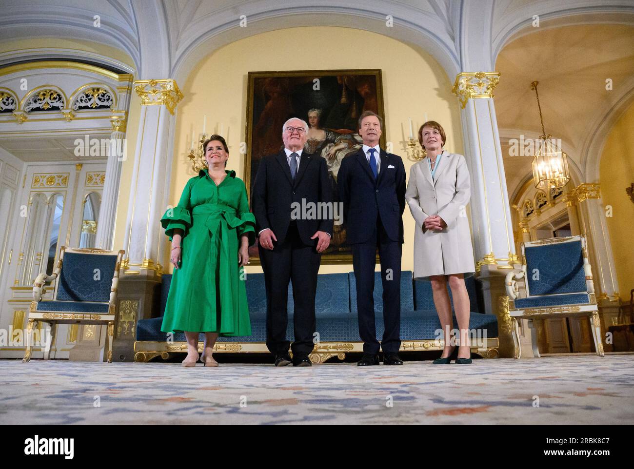 Luxemburg, Luxemburg. 10. Juli 2023. Bundespräsident Frank-Walter Steinmeier (2. von links) und seine Frau Elke Büdenbender (r) werden vom Großherzog Henri von Luxemburg und der Großherzogin Maria Teresa von Luxemburg (l) im Großherzoglichen Palast empfangen. Präsident Steinmeier und seine Frau sind zu einem zweitägigen offiziellen Besuch in Luxemburg. Kredit: Bernd von Jutrczenka/dpa/Alamy Live News Stockfoto