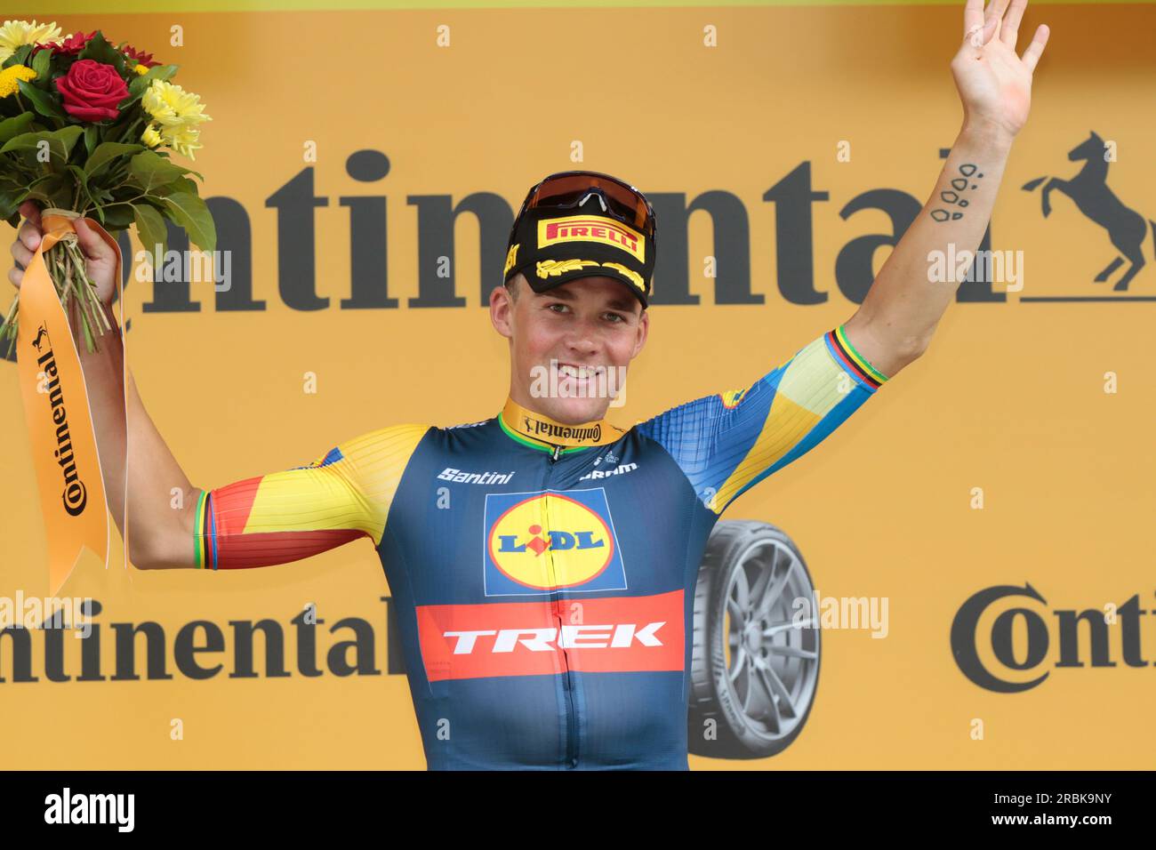 Mads Pedersen Denmark Lidl Trek Team Bühnensieger auf dem Podium der 8 in Limoges Stockfoto