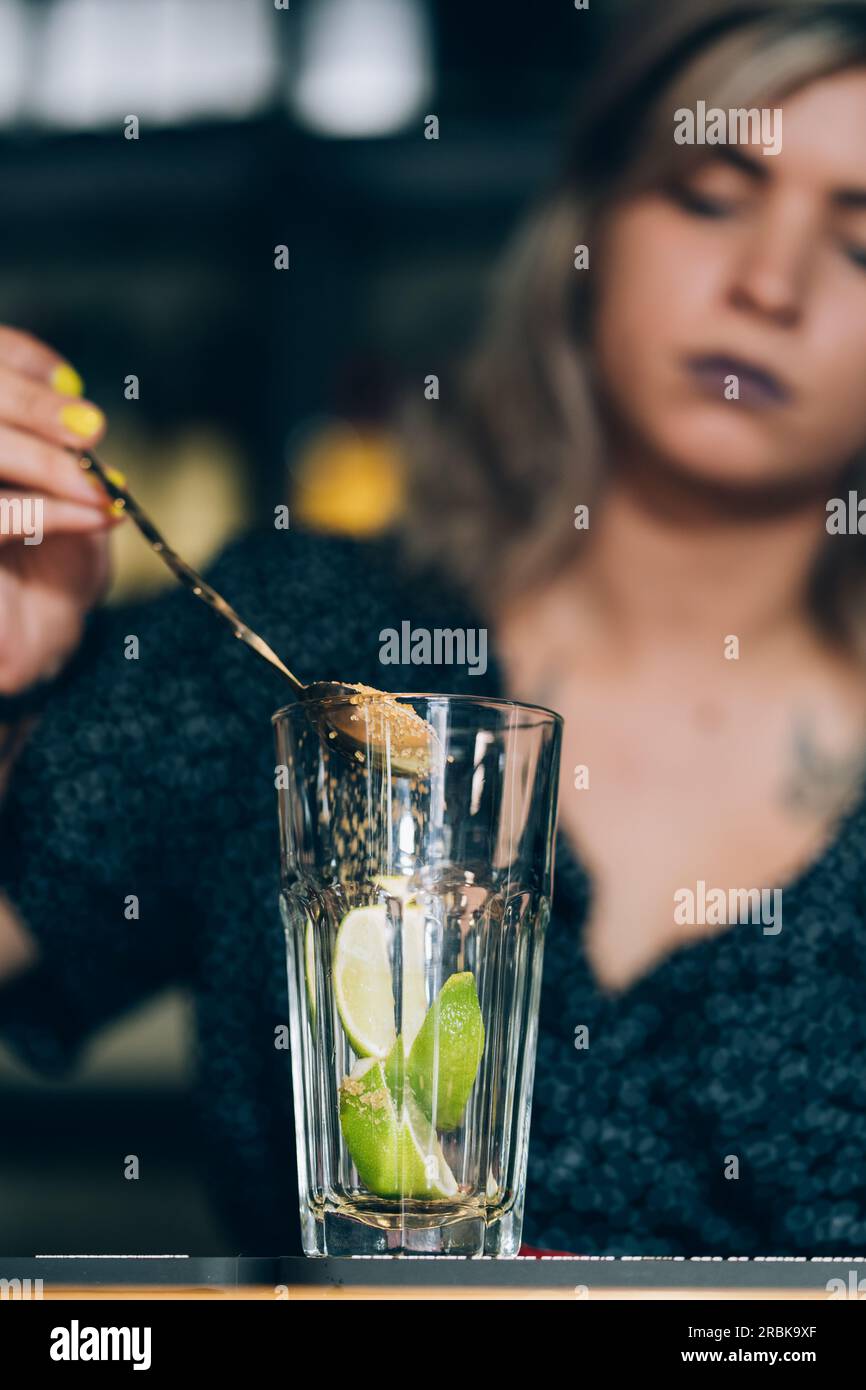 Die Kellnerin bereitet Einen Cocktail in Einer Bar zu. Stockfoto