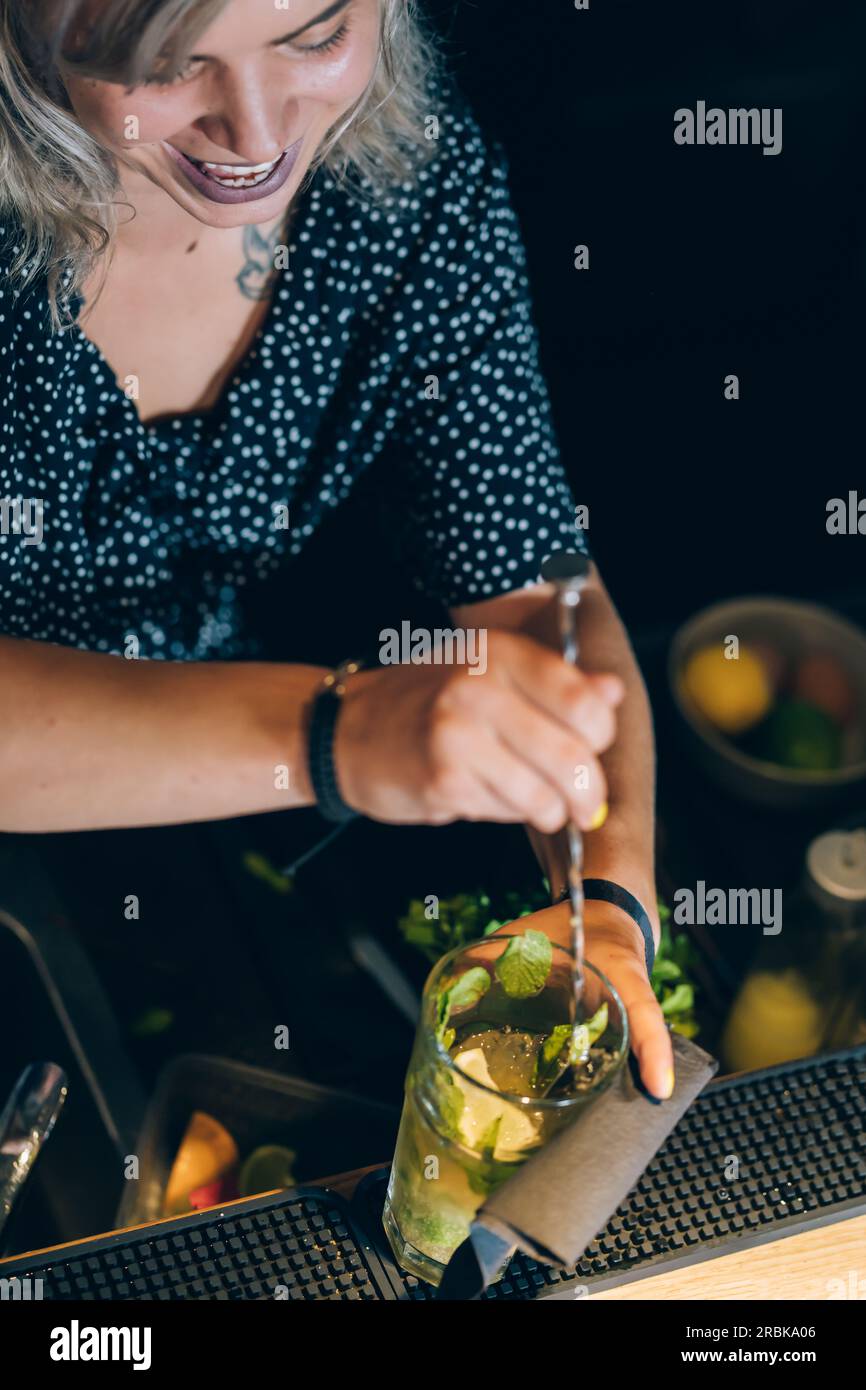 Die Kellnerin bereitet Einen Mojito-Cocktail in Einer Bar zu. Stockfoto