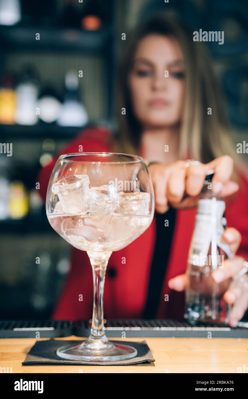 Die Kellnerin bereitet Einen Cocktail in Einer Bar zu. Stockfoto