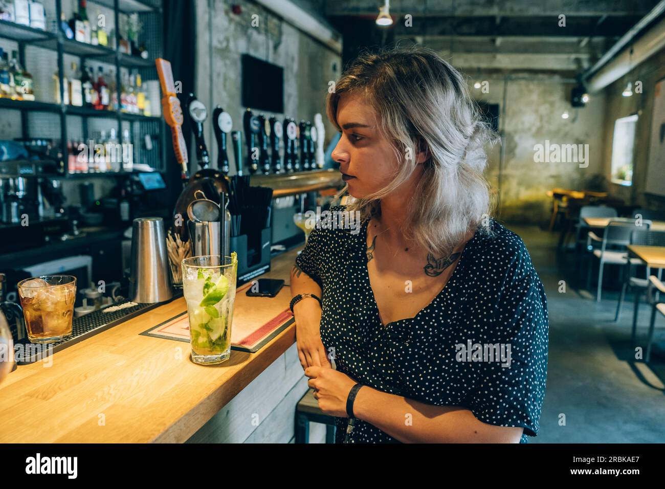 Blonde Girl in Einer Cocktailbar. Stockfoto