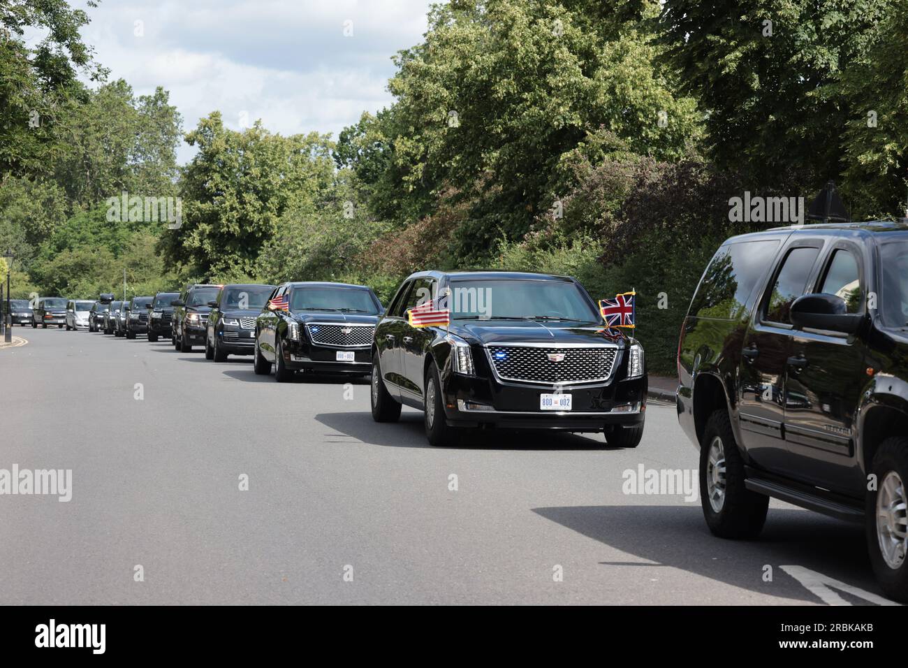 London, Großbritannien. 10. Juli 2023. Eine Autokolonne mit US-Präsident Joe Biden wird beim Verlassen des Winfield House im Regent's Park gesehen. Präsident Biden besucht London für zwei Tage, bevor er zu einem NATO-Gipfel in Litauen aufbricht. Präsident Biden wird in der Downing Street mit dem britischen Premierminister Rishi Sunak und in Windsor mit König Charles III zusammentreffen. Foto: Ben Cawthra/Sipa USA Kredit: SIPA USA/Alamy Live News Stockfoto