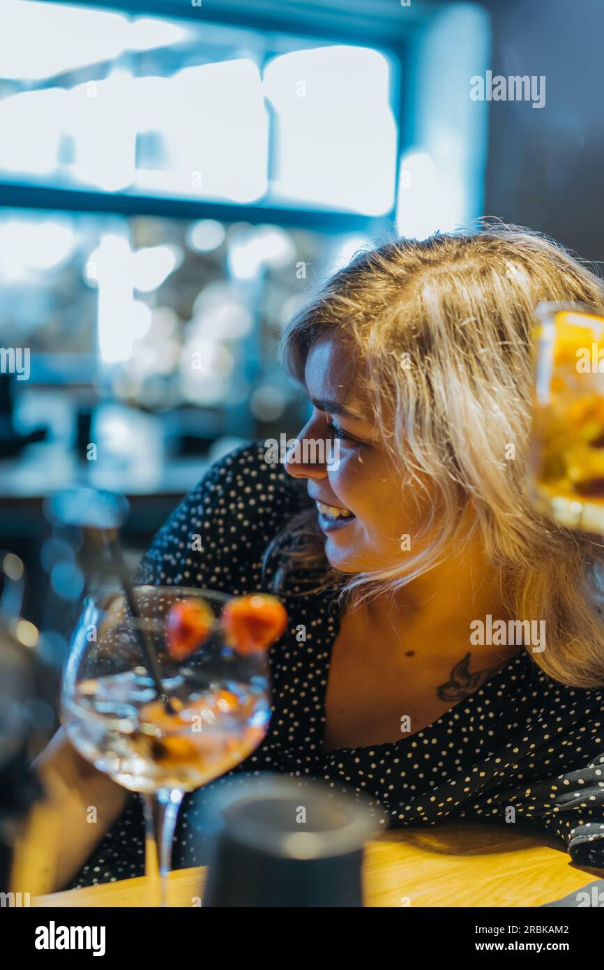 Blondes betrunkenes Mädchen in Einer Cocktailbar. Stockfoto