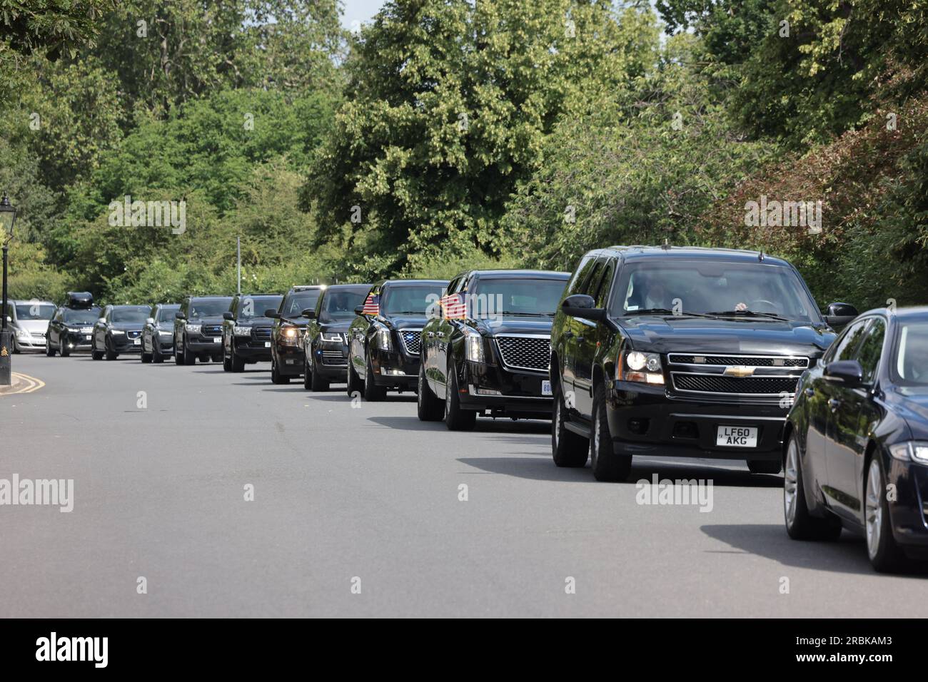 London, Großbritannien. 10. Juli 2023. Eine Autokolonne mit US-Präsident Joe Biden wird beim Verlassen des Winfield House im Regent's Park gesehen. Präsident Biden besucht London für zwei Tage, bevor er zu einem NATO-Gipfel in Litauen aufbricht. Präsident Biden wird in der Downing Street mit dem britischen Premierminister Rishi Sunak und in Windsor mit König Charles III zusammentreffen. Foto: Ben Cawthra/Sipa USA Kredit: SIPA USA/Alamy Live News Stockfoto