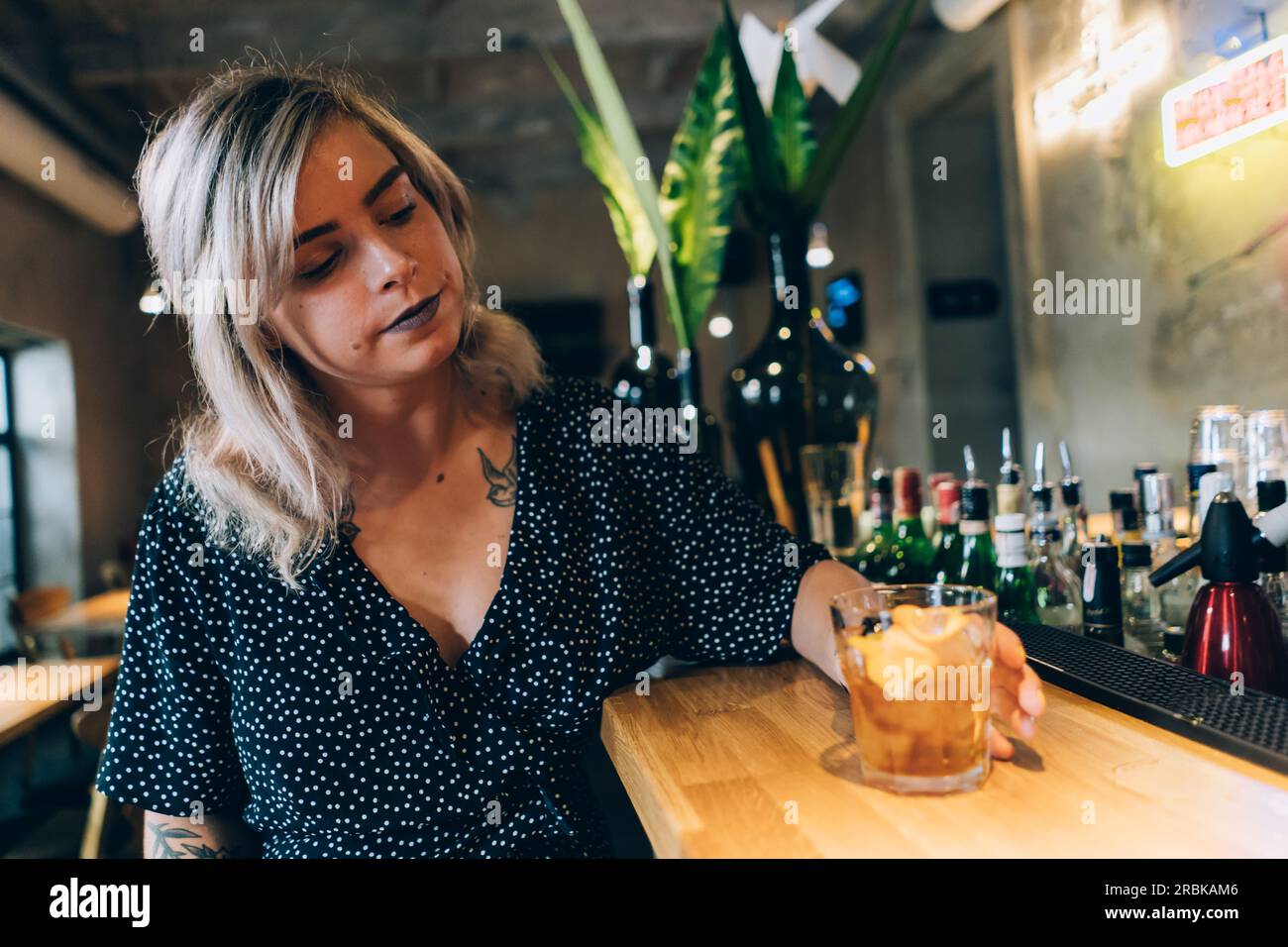 Blonde Girl in Einer Cocktailbar. Stockfoto