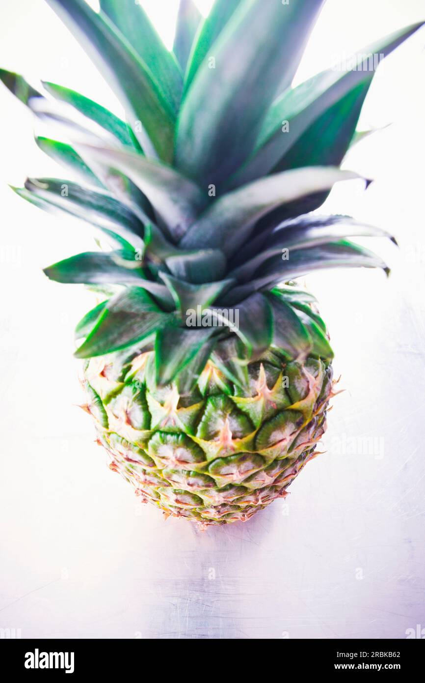 Ananas mit grünen Blättern von oben Stockfoto