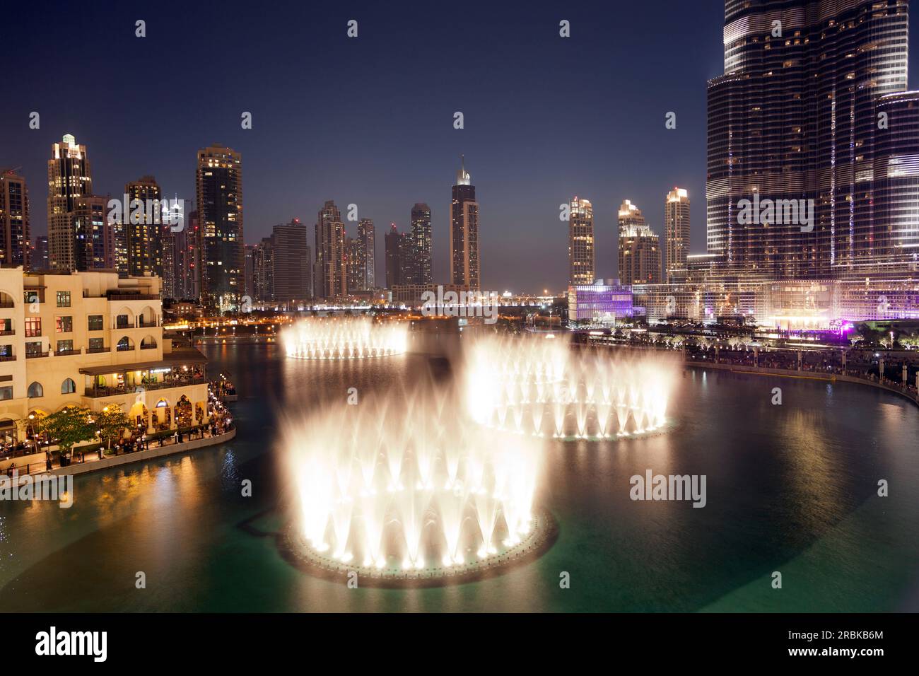 VAE, Dubai, Downtown Dubai Burj Dubai Mall Burj Khalifa Lake, Brunnen und Skyline der Stadt bei Sonnenuntergang. Stockfoto