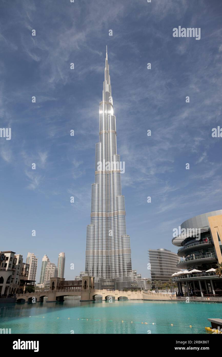 Vereinigte Arabische Emirate, Dubai, der legendäre Burj Khalifa Wolkenkratzer, das höchste Gebäude der Welt im März 2013 auf 829,8 m (2.722 ft). Stockfoto