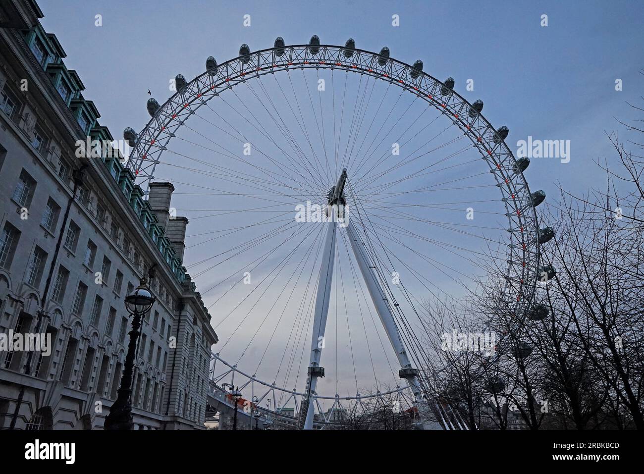 Äußere europäische Architektur und Design des London Eye Riesenrads, Europas höchstes freitragendes Aussichtsrad an der Themse - Vereinigtes Königreich Stockfoto