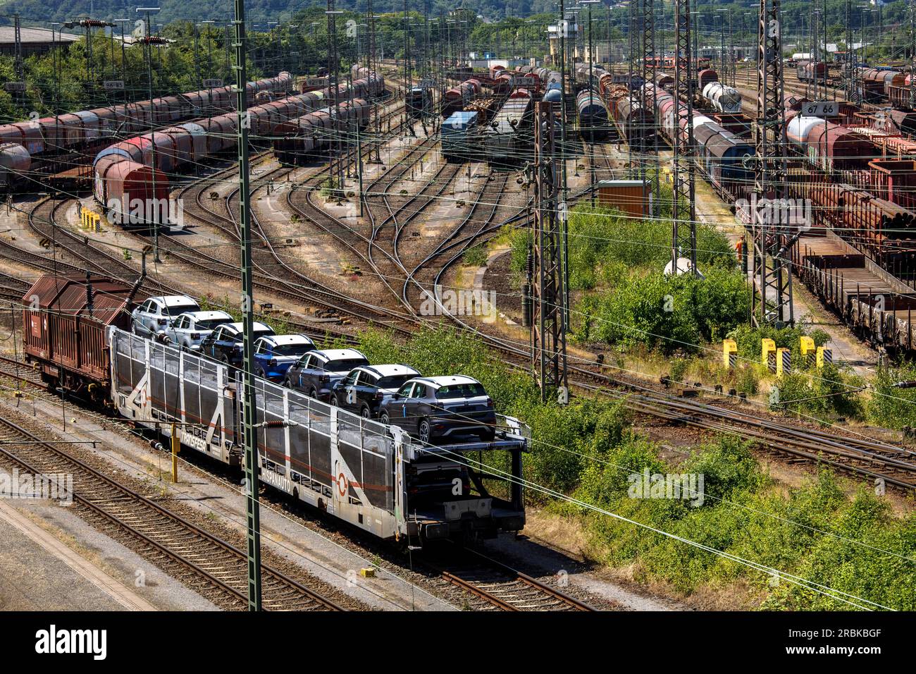 Rangierbahnhof in Hagen-Vorhalle, Güterzüge mit brandneuen Volkswagen, Hagen, Nordrhein-Westfalen, Deutschland. Eisenbahn-Rangierbahn Stockfoto